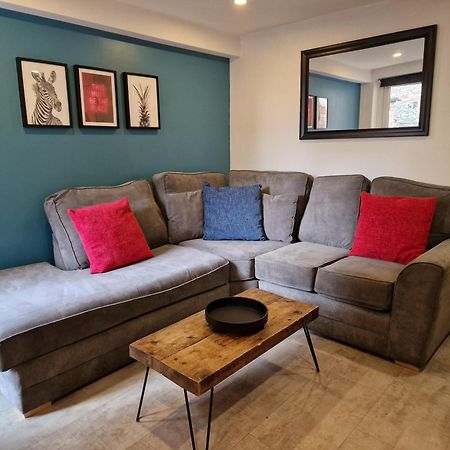Stylish 5-Bed Home, Each With En-Suite And Own Tv Coventry Eksteriør bilde