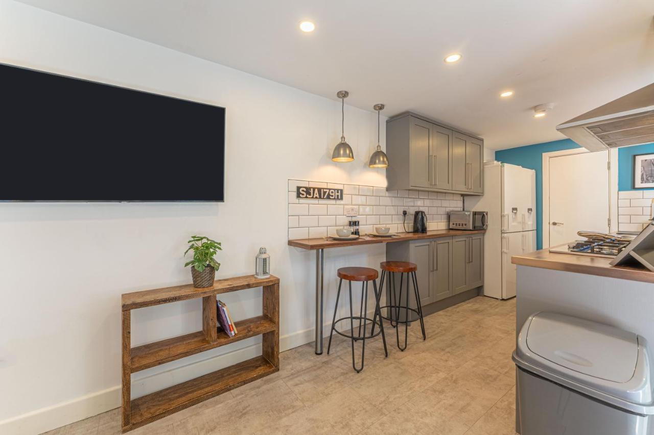 Stylish 5-Bed Home, Each With En-Suite And Own Tv Coventry Eksteriør bilde