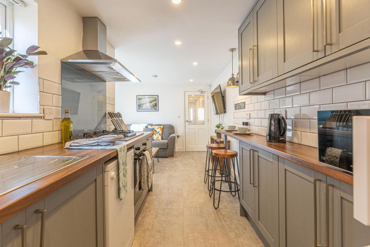 Stylish 5-Bed Home, Each With En-Suite And Own Tv Coventry Eksteriør bilde