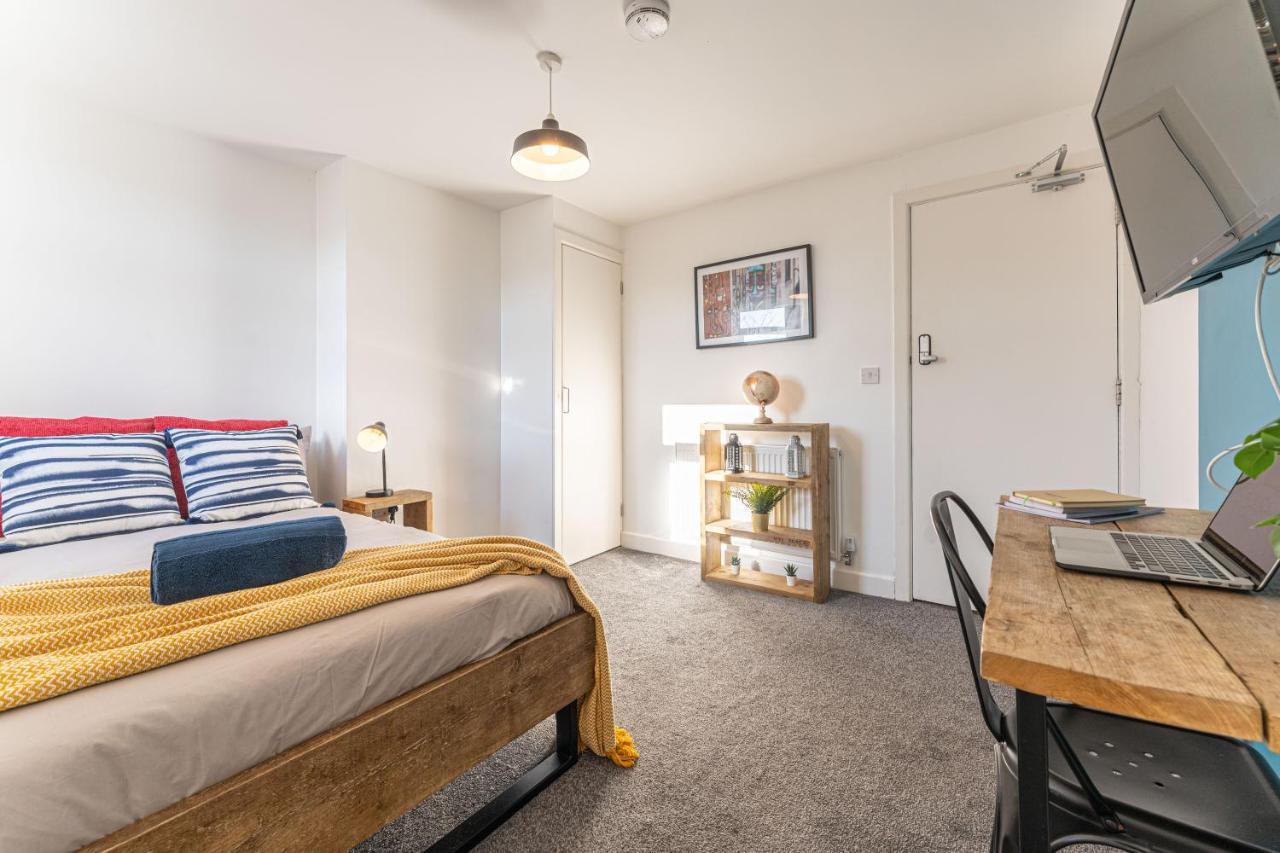 Stylish 5-Bed Home, Each With En-Suite And Own Tv Coventry Eksteriør bilde