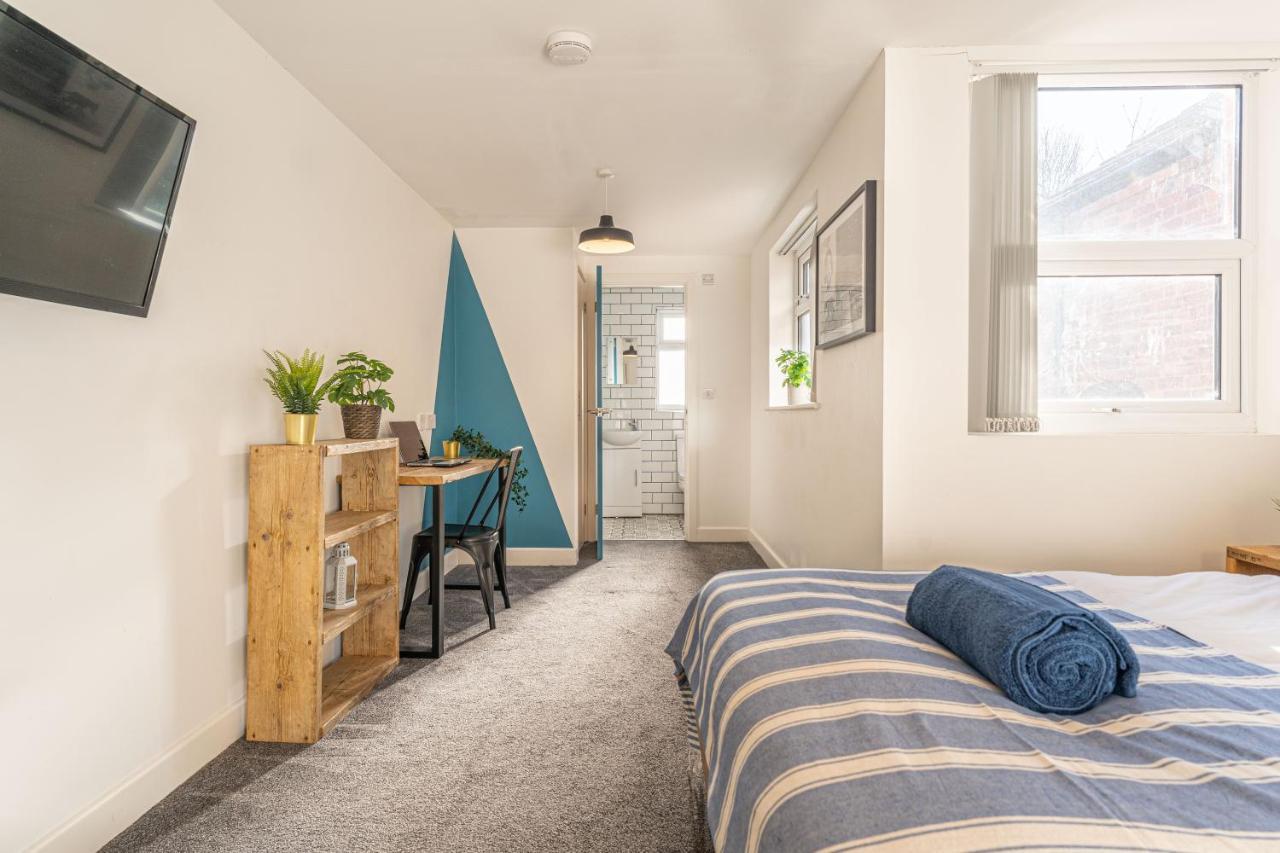Stylish 5-Bed Home, Each With En-Suite And Own Tv Coventry Eksteriør bilde