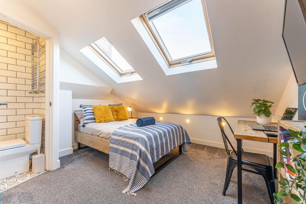 Stylish 5-Bed Home, Each With En-Suite And Own Tv Coventry Eksteriør bilde