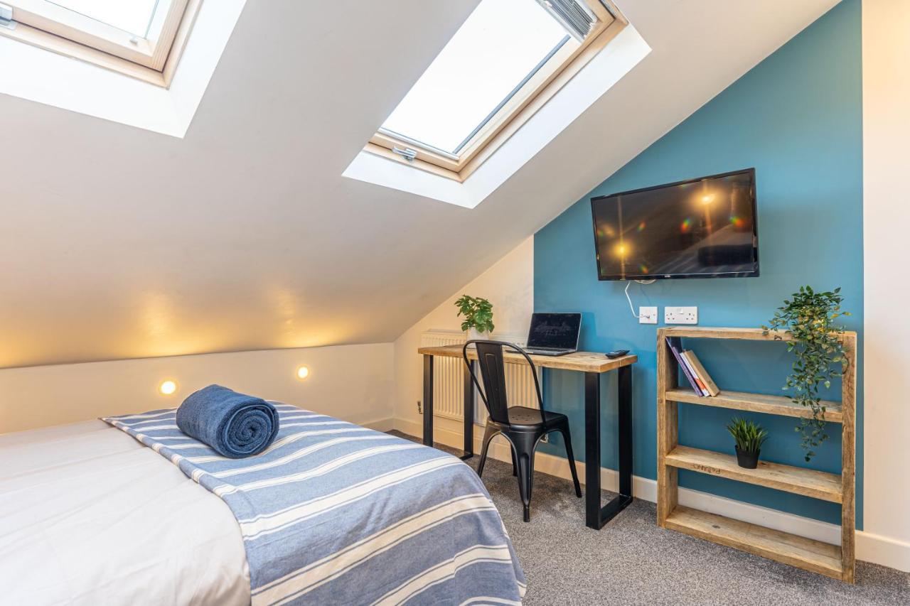 Stylish 5-Bed Home, Each With En-Suite And Own Tv Coventry Eksteriør bilde