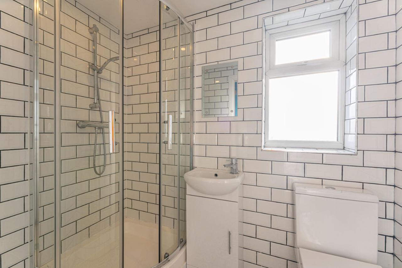 Stylish 5-Bed Home, Each With En-Suite And Own Tv Coventry Eksteriør bilde