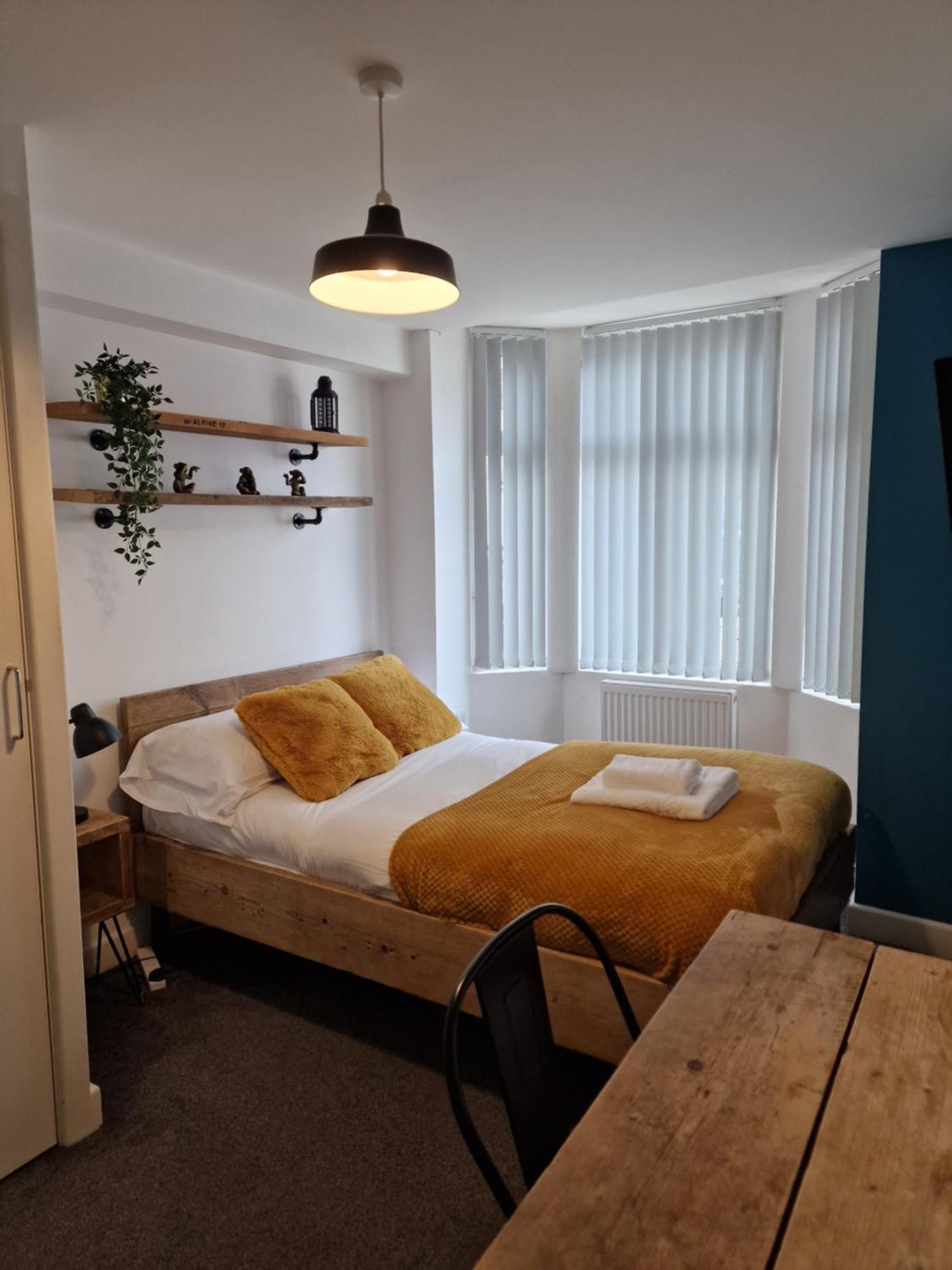 Stylish 5-Bed Home, Each With En-Suite And Own Tv Coventry Eksteriør bilde